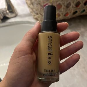 Smash box 24 studio skin makeup. Shade 2.18